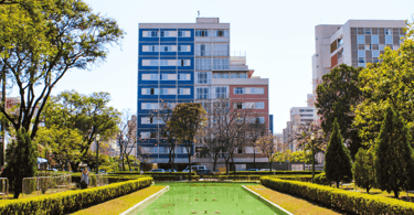 Prédios azul e rosa, água no chafariz desligado e árvores na Praça da Liberdade em BH MG