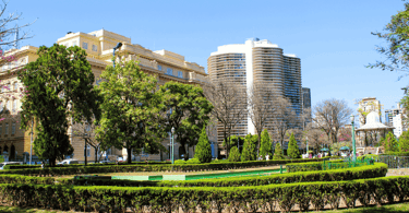 Praça da Liberdade com árvores, jardim e prédios na Capital Belo Horizonte em MG