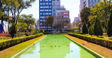 Espelho d’água e jardins da Praça da Liberdade em Belo Horizonte, Minas Gerais