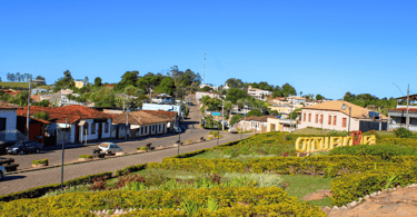 Praça histórica com casas ao fundo em Queluzito, cidade turistica em Minas Gerais