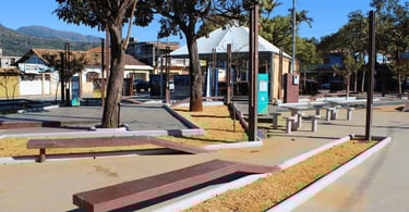 Praça com banco e árvore no centro de Honorio Bicalho, distrito de Nova Lima MG