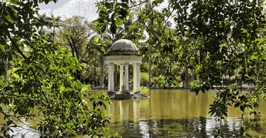 Parque Municipal de Belo Horizonte, com coreto refletido no lago e árvores ao redor