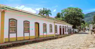 Casas do periodo colonial em rua de pedras, no centro histórico de Tiradentes, com céu azul
