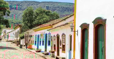 Fachadas históricas com molduras em azul, amarelo e verde nas ruas de Tiradentes