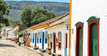 Rua de Tiradentes com construções do periodo colonial, com a Serra de São José ao fundo
