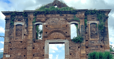 Ruinas historicas de uma Igreja no centro turistico de Antonio Pereira, distrito de Ouro Preto MG