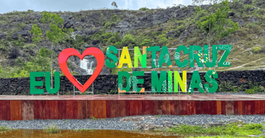 Letreiro Eu amo Santa Cruz de Minas, cidade turistica entre Tiradentes e São João del rei