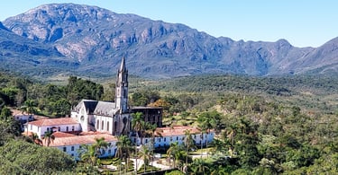 Santuário do Caraça, com a Serra do Caraça ao fundo e vegetação, ponto turistico em Minas Gerais