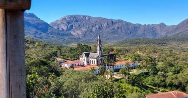 Santuário do Caraça, com montanhas e vegetação ao fundo, em Minas Gerais