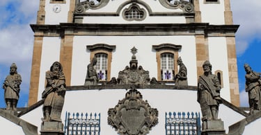 Esculturas em pedra e fachada histórica do Santuário do Bom Jesus, em Congonhas