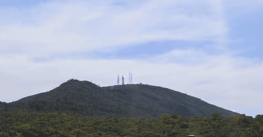 Vista da Serra do Elefante em Mateus Leme, cercada por vegetação e céu aberto
