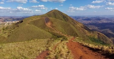 Montanha, vegetação e vista linda, no topo do mundo em Brumadinho, ponto turistico em MG