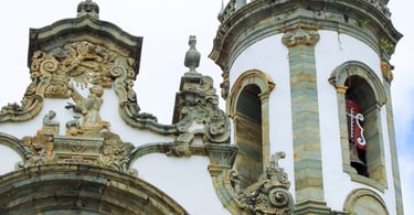 Igreja com torre e sino no estilo barroco na cidade historica de São João del Rei, em Minas Gerais