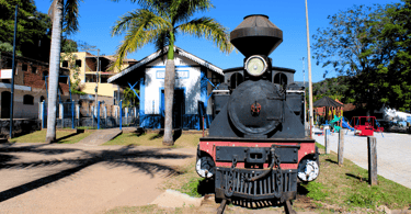 Trem e uma estação ferroviaria, na praça ferroviaria da cidade turistica de Rio Acima MG