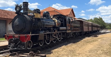 Maria Fumaça em Passa Quatro, Minas Gerais, na estação ferroviária com vagões antigos
