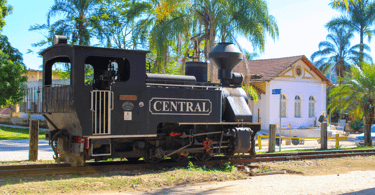 Trem histórico na praça ferroviaria de Rio Acima, ponto turistico de MG