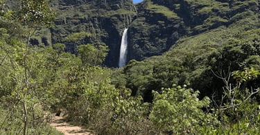 Trilha da Cachoeira Casca d’Anta com vista para a queda d’água, vegetação nativa e paredões da Serra