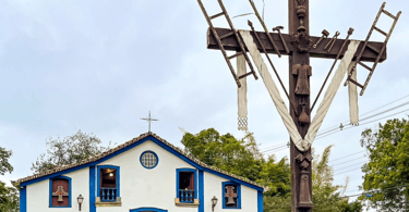 Uma cruz e a Capela de São Francisco em tiradentes, cidade turistica de Minas Gerais