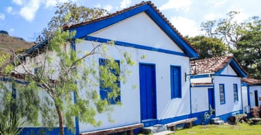 Casas brancas com detalhes azuis na Vila do Biribiri, em Diamantina