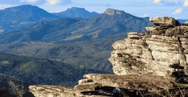 Vista panorâmica do Morro Redondo em Ipoema MG com formações rochosas, montanhas e vale