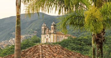 Vista de longe da Igreja de São Francisco de Paula em Ouro Preto, com vegetação nativa em volta