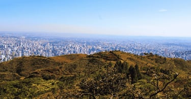 Mirante da Serra do Curral em Belo Horizonte com vista panorâmica da cidade e montanhas ao redor