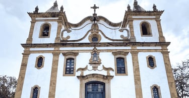 Igreja Matriz de Santo Antônio da Casa Branca em Glaura, com cores brancas e detalhes de pedra sabão