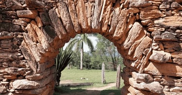 Vista frontal do Bicame de Pedra com um arco, aqueduto secular em Catas Altas MG