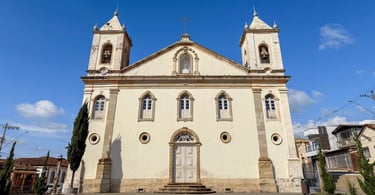 Vista frontal da Igreja Matriz de Nazareno, com duas torres e fachada histórica