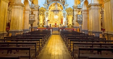 Interior da Catedral da Sé em Mariana com altar dourado, bancos de madeira e arquitetura barroca