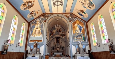 Vista interna da igreja de Sao José em Ressaquinha, com pinturas nas paredes e no teto de jesus