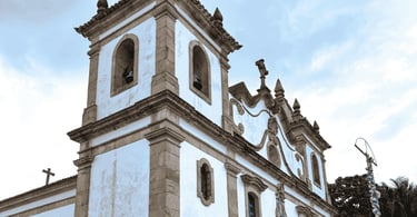 Vista lateral da Igreja Matriz de Santo Antônio em Glaura Minas Gerais, cor brancva e detalhes em pe