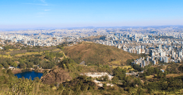 Uma lagoa, montanhas e a vista panoramica de Belo Horizonte, Minas Gerais