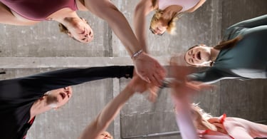 groupe de personnes unies par les mains en cercle
