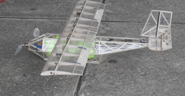 Monoplano com motor elétrico, carregando bolas de tênis