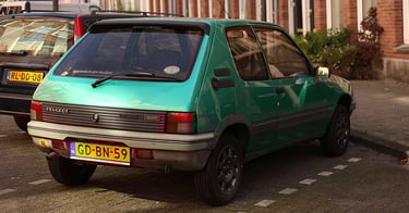 peugeot 205 trophy garée aux pays-bas vu de derrière