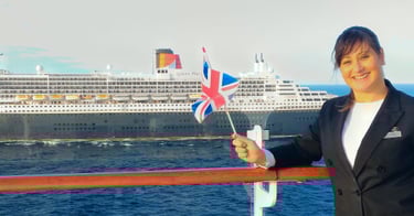 Autora a bordo, navegando lado a lado com o majestoso Queen Mary 2, um raro  inesquecível encontro