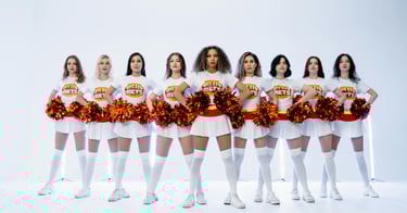 photo d'un groupe de pom pom girls en studio sur fond blanc