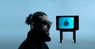 tournage sur fond blanc du rappeur Souffrance - LES MOYENS