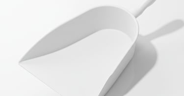 Flache weiße HACCP-Schaufel. Optimierte Form für die einfache Entnahme von Restmengen aus Behältern.