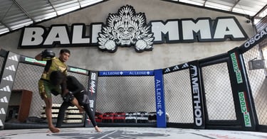 Séance de MMA dans la cage à Bali, Adeline en entraînement technique avec son coach, combattant pro