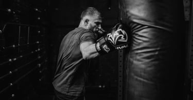 Nicolas Leblond, champion du cage warriors, s'entraine en boxe anglaise au sac de frappe