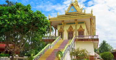 Templo Wat Leu em Sihanoukville, situado em colina com vista da cidade e do mar