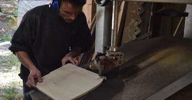 Jérôme De Cuyper dans l'atelier travaillant sa kora