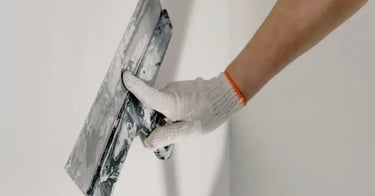 préparation des surfaces intérieures avant ponçage et mise en peinture