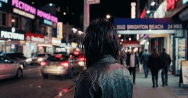 Mikey Madison encara com intensidade cenário noturno de néo no filme de drama Anora