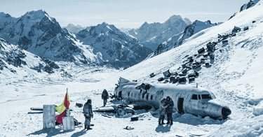 Uma cena de sobreviventes perto de um avião de hélice acidentado e destroços nas montanhas dos Andes