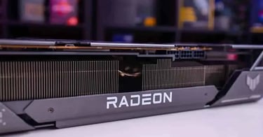 se ve una placa de video radeon acostada en una mesa, el fondo esta desenfocado