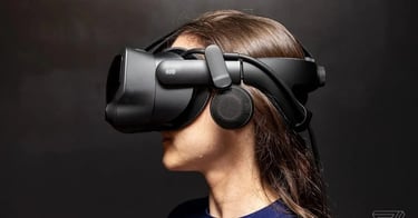 se muestra un casco de realidad virtual valve de costado colocado en la cabeza de una chica