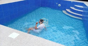kolam renang dengan air terawat dan jernih oleh tim dayanapool